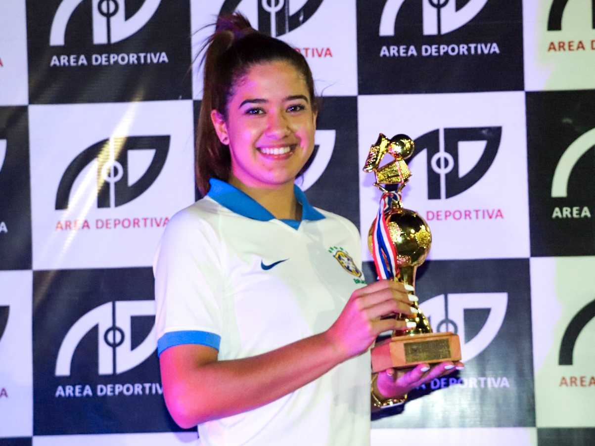 El deporte genera compañerismo, opina goleadora de LEF FEM